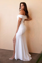 Load image into Gallery viewer, MODERN CURVE FITTING BRIDAL GOWN